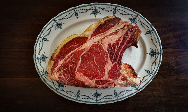 Abbildung eines nicht entbeinten Ribeye-Steaks mit Rippenkappenheberfleisch