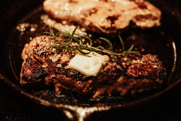 Bild von einem Steak in einer Pfanne mit Butter und Rosmarin