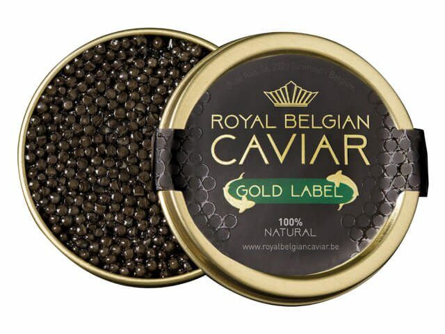 Königlicher belgischer Kaviar auf weißem Hintergrund